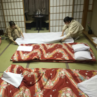 Ryokan - Making beds